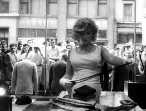 Merilin Monro alış-veriş edərkən