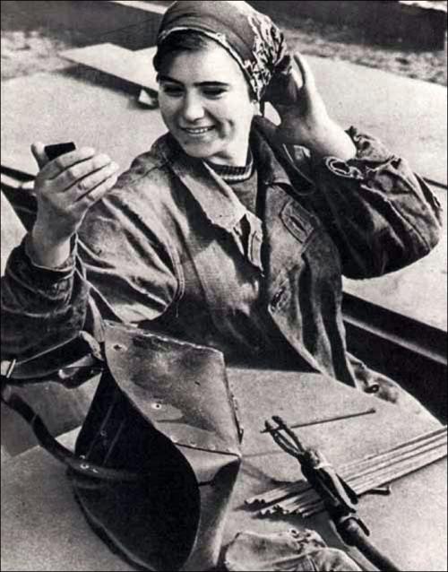 İş yerində bəzənən Sovet qaynaqçısı