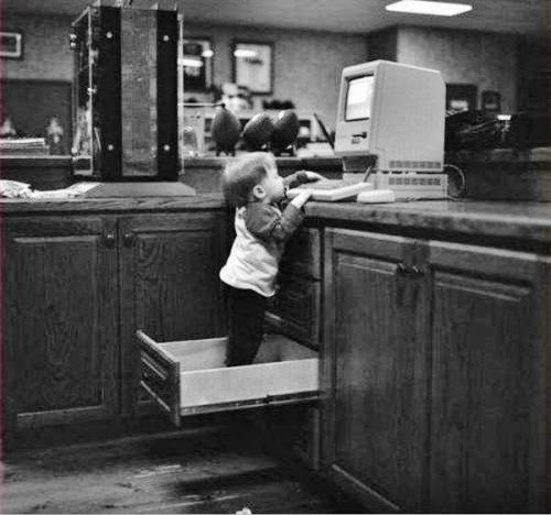 Kompüterə çatmaq üçün çalışan uşaq, 1980-ci illər