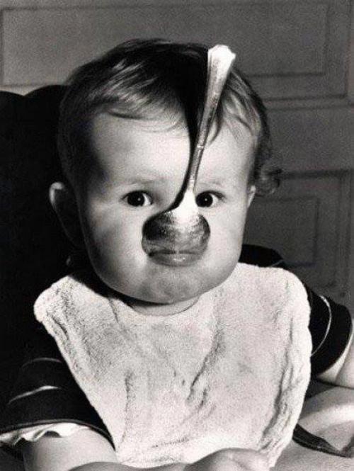 Ağzında gümüş qaşıqla uşaq. Roçester, ABŞ. 10 mart 1944-cü il