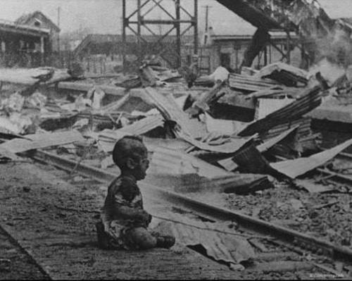 Bombardmandan sonra sağ qalan uşaq. İkinci dünya müharibəsi