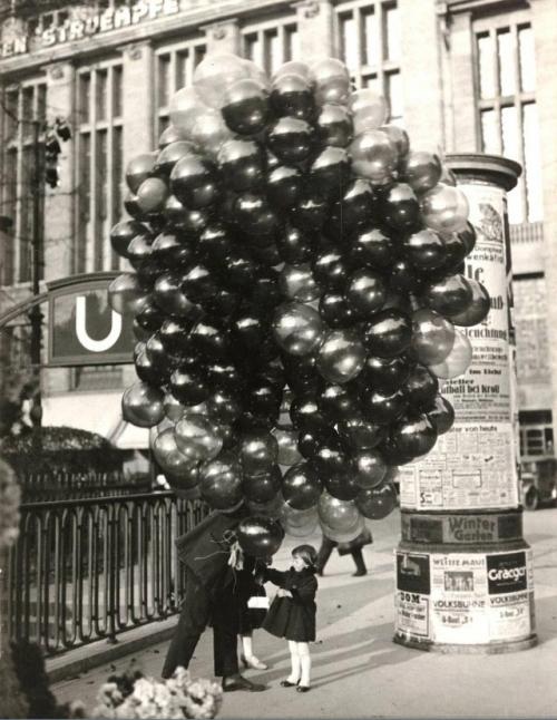 Şar satıcısı. Berlin, 1936-cı il