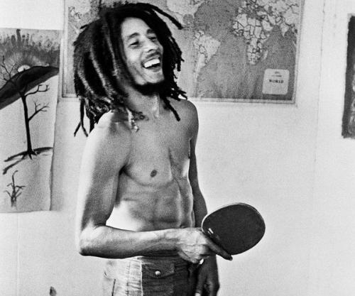 Bob Marli pinq-ponq oynayarkən