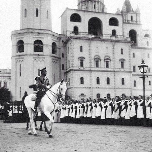 Rus məktəbli qızları öz imperatorlarını salamlayarkən