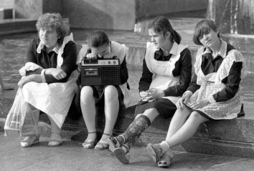 Kasetli maqnitofona qulaq asan yuxarı sinif şagirdləri