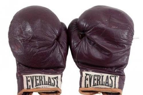 Məhəmməd Əlinin ilk boks əlcəkləri