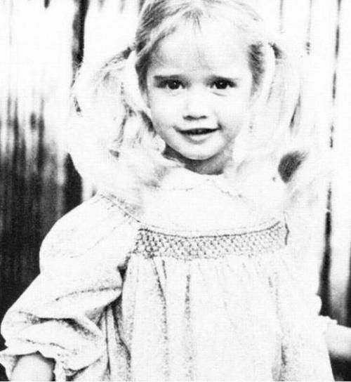 Peris Hilton, 1987-ci il