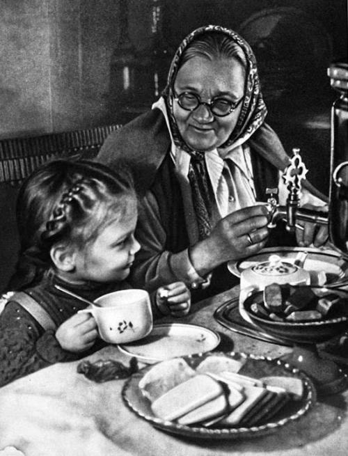 Nənəgildə qonaqlıqda, 1950-ci il