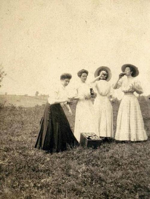 Müəllimələr tətildə, 1910-cu il