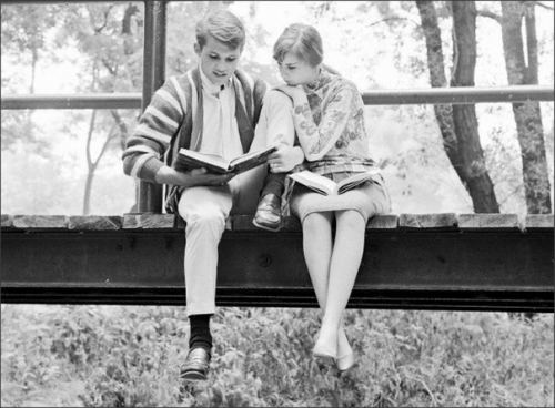 Sevdikləri kitabdan xoşlarına gələn sitatları bölüşən gənc cütlük