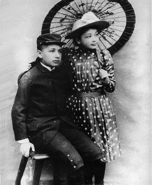 Albert Eynşteyn və onun bacısı Maya