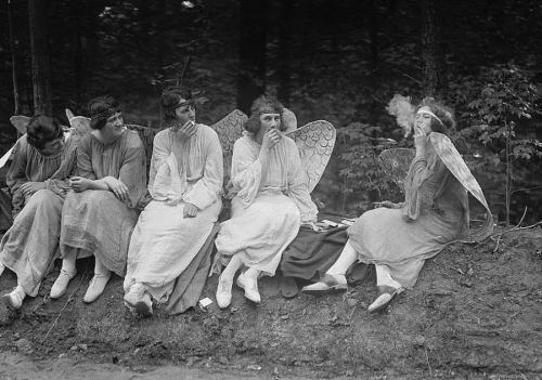 Mələklər siqaret fasiləsində