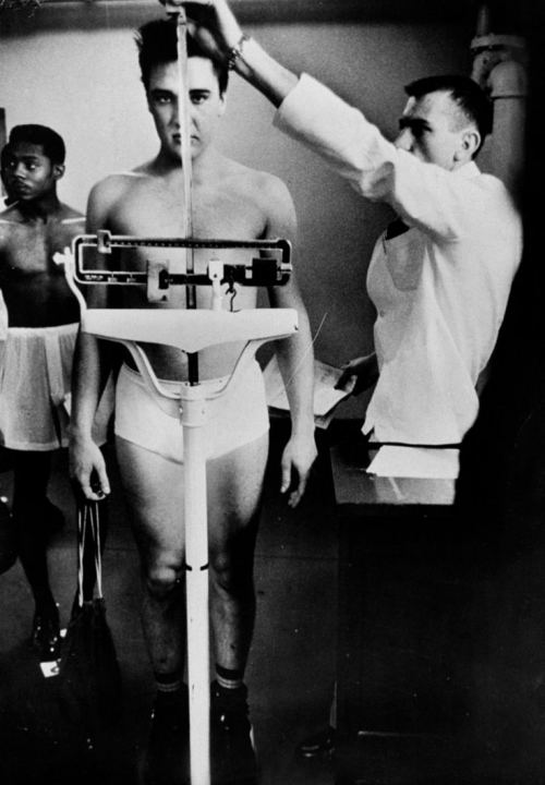 Elvis Presli orduya göndərilərkən