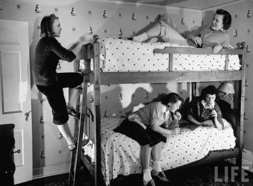 Yataqxanada rəfiqələrlə, 1940-cı il