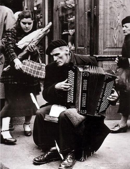 Küçə musiqiçisi. Paris. Fransa, 1950-ci il