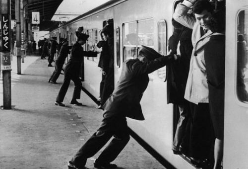 Sıxışdırılma üsulu ilə metro vaqonlarına daxil edilən sərnişinlər. Yaponiya