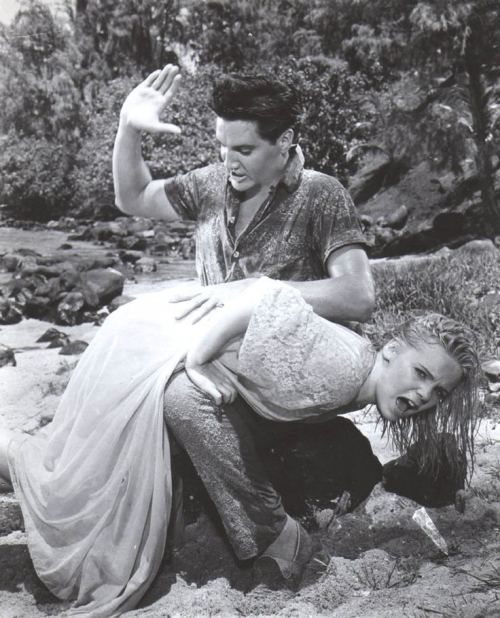 Elvis Presli tərbiyəylə məşğul olarkən