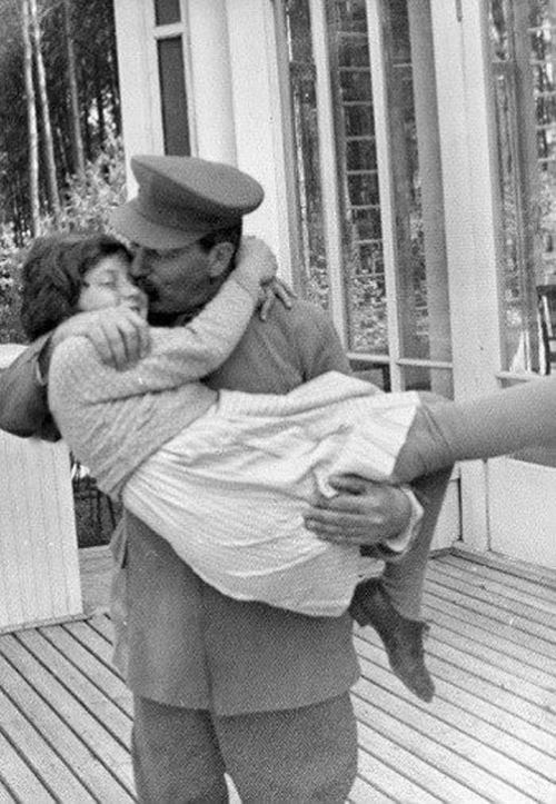 İosif Stalin qızı Svetlana ilə, 1930-cu illər