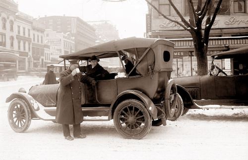 Polis isti qəhvədən həzz alır, 1920-ci il