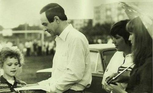 Müslüm Maqomayev kiçik pərəstişkarlarına avtoqraf verərkən