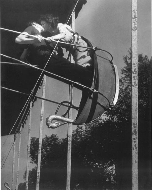 Yelləncəkdə öpüş, Fransa, 1935-ci il