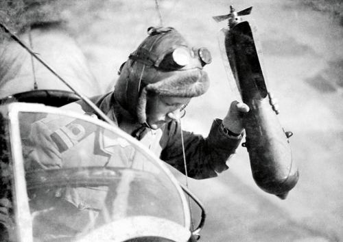 Britaniya qadın pilotu düşməni bombalayır. Birinci dünya müharibəsi