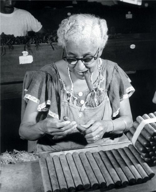 Siqar fabrikində keyfiyyətin yoxlanması. Kuba, 1960-cı illər