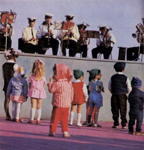 Uşaqlar bulvarda konserti izləyirlər, Bakı, 1970-ci illər