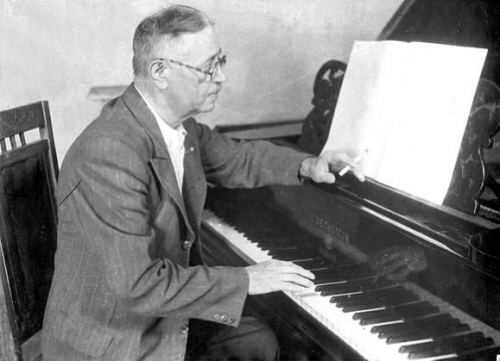 Üzeyir Hacıbəyov iş başında