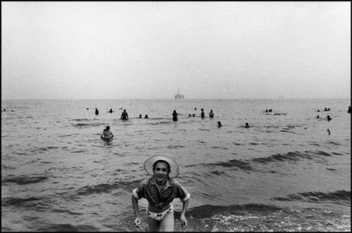 Neft yatağı yaxınlığında çimərlik, Bakı. 1997-ci ilin avqustu