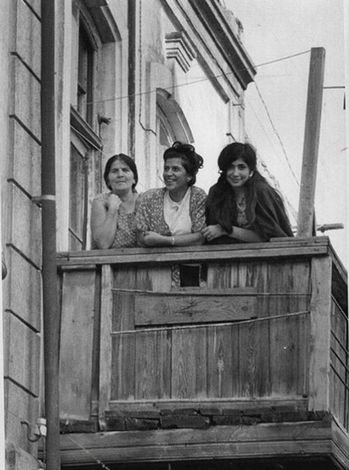 Qadınlar eyvanda, Bakı. 1970-ci il