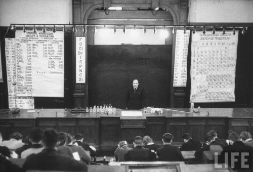 Moskva Dövlət Universitetində professor tələbələrə mühazirə deyir. Moskva, 1956-cı il