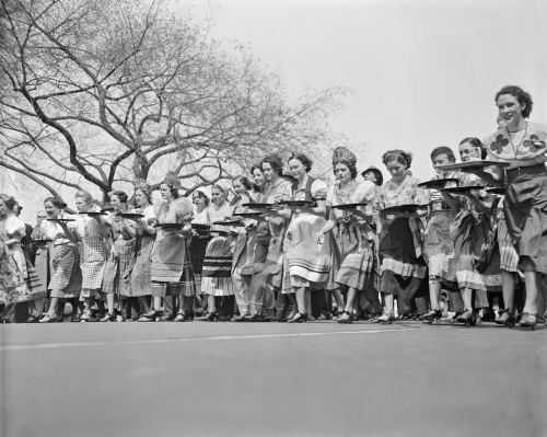 Ofisiantların yarışı. Vaşinqton, aprel 1937-ci il Ofisiantların yarışı. Vaşinqton, aprel 1937-ci il