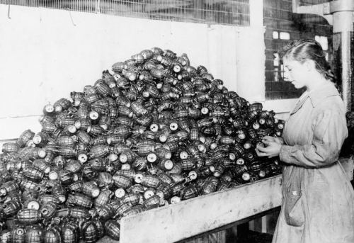 Qumbara istehsal edən zavodun işçisi qumbaraları yoxlayır. İngiltərə