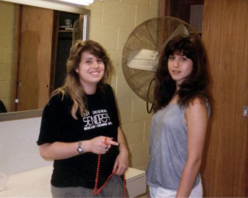 Cennifer Eniston rəfiqəsi ilə