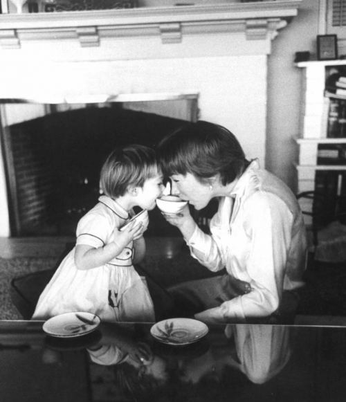 Ana ilə çay keyfi, 1959-cu il