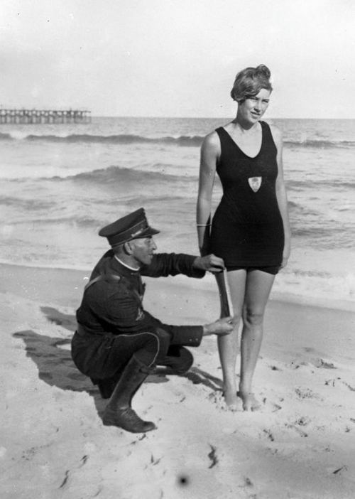 Çimərlik polisi çimərlik geyiminin uzunluğunu ölçür. Florida, 1925-ci il