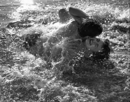 Aşiq cütlük çimərlikdə. Fransa, 1954-cü il