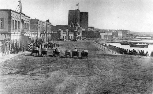 Şəhər mərkəzində hərəkət edən faytonlar. Bakı, 1908-ci il