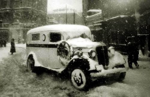 Qarlı havada xəstə daşıyan təcili yardım maşını, 1940-cı illər