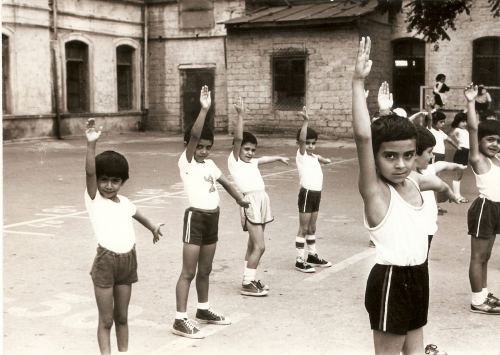 132 nömrəli məktəbin həyətində bədən tərbiyəsi dərsi, Bakı. 1986-cı il