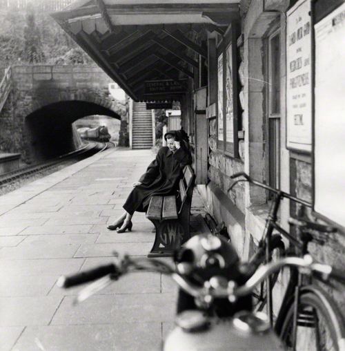 Qatarı gözləyən qadın