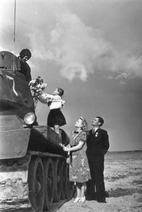 Tankçıya gül hədiyyə edən qız