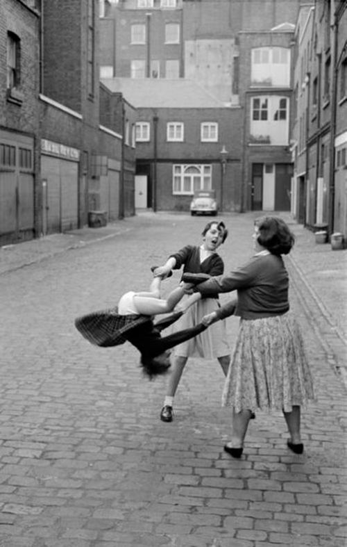 Böyük bacıların əyləncəsi, 1956-cı il