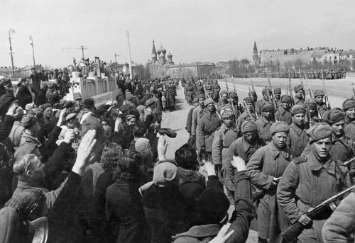 Sovet əsgərləri cəbhəyə gedirlər, Moskva, 1943-cü il