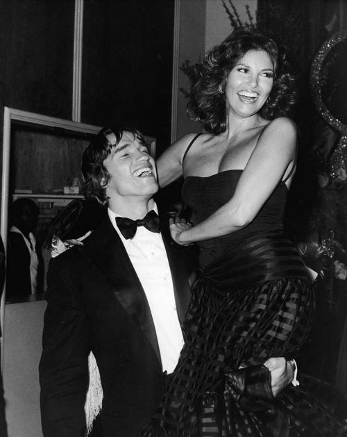 Arnold Şvartsenegger və Rakel Uelç Qızıl qlobus verilməsi mərasimində, 1977-ci il