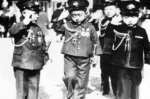 Uşaqlar hərbi dəniz donanmasının formasında. Tokio. Yaponiya imperiyası. 1937-ci il