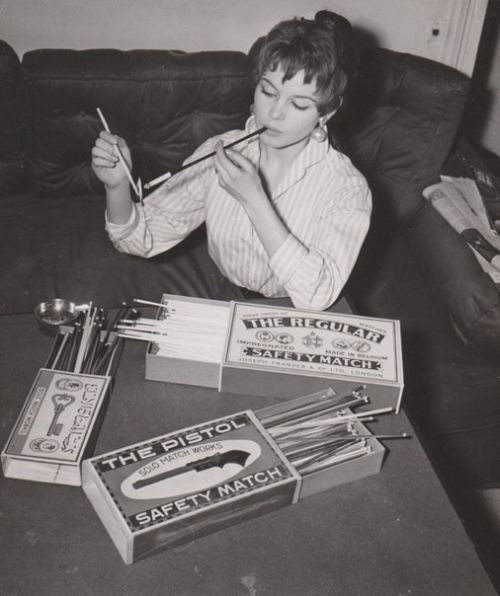 Bricit Bardo siqaret çəkərkən, 1960-cı illər