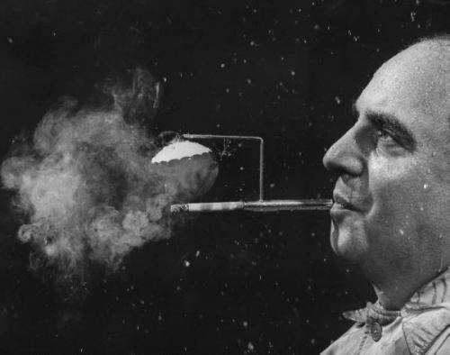 Yağışlı günlərdə siqaret üçün çətir. 1954-cü il