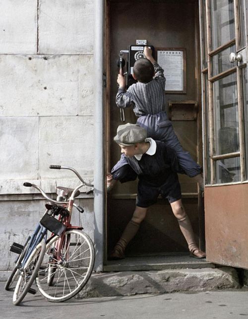 Balaca oğlanlar küçə telefonuyla zəng edirlər. Moskva, SSRİ. 1961-ci